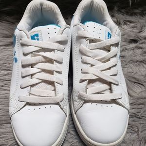 Like new DC skate shoes